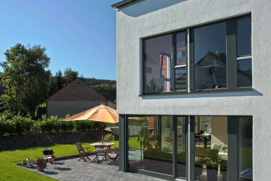 Einfamilienhaus in Werther: Große Fenster und Terrasse im Garten