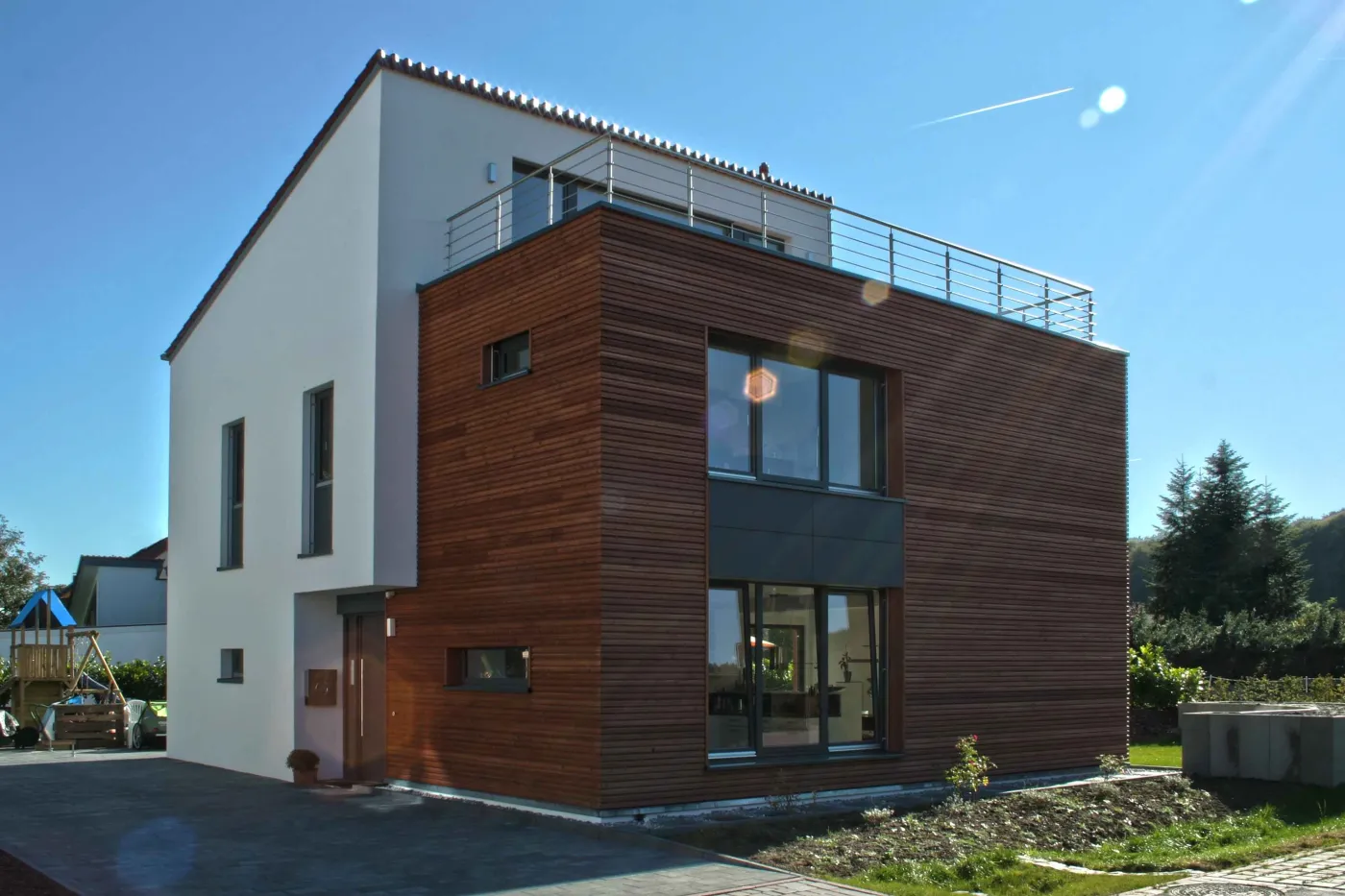 Einfamilienhaus in Werther: Wohnhaus mit Holzfassade und Dachterrasse