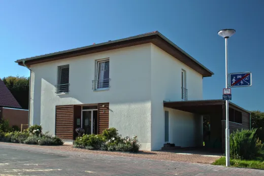 Einfamilienhaus in Werther: Wohnhaus mit flachem Walmdach und Carport