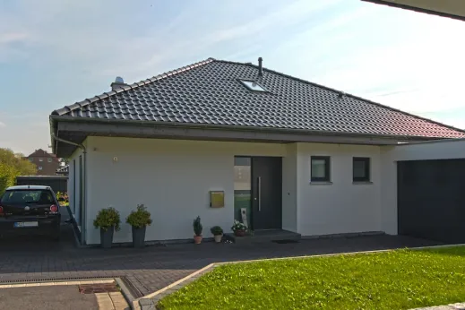 Einfamilienhaus: Bungalow mit Walmdach und Garage