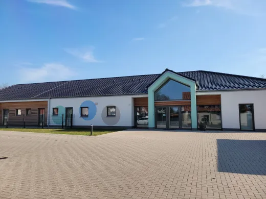 Kita-Erweiterung in Löhne-Gohfeld: Kita mit farbigem Giebel und Vorplatz