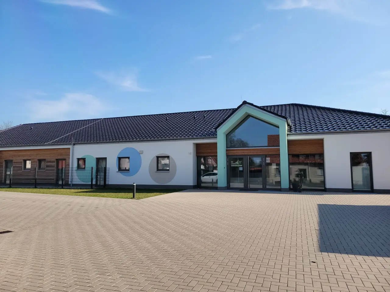 Kita-Erweiterung in Löhne-Gohfeld: Kita mit farbigem Giebel und Vorplatz