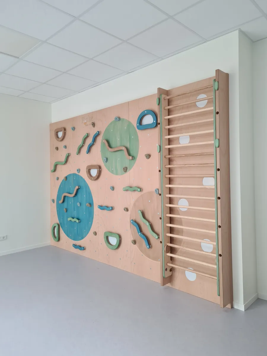 Kita-Erweiterung in Löhne-Gohfeld: Kletterwand im Bewegungsraum der Kita