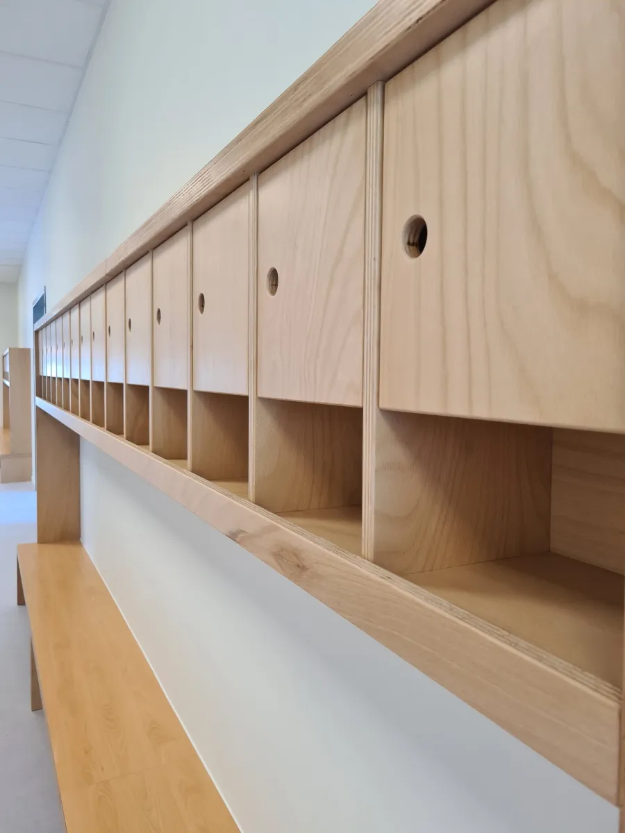 Kita-Erweiterung in Löhne-Gohfeld: Einbauregal aus Holz mit Fächern, Detail