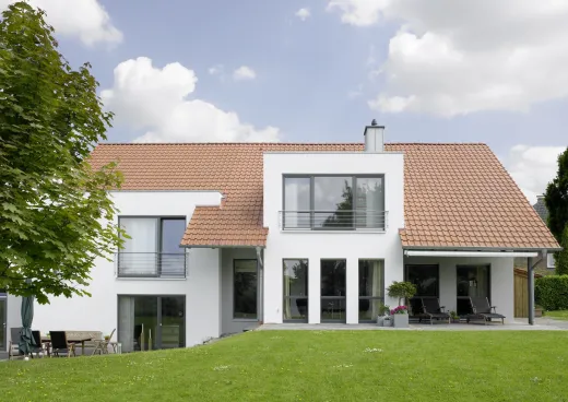 Einfamilienhaus in Howacht: Wohnhaus mit roter Dacheindeckung und Garten