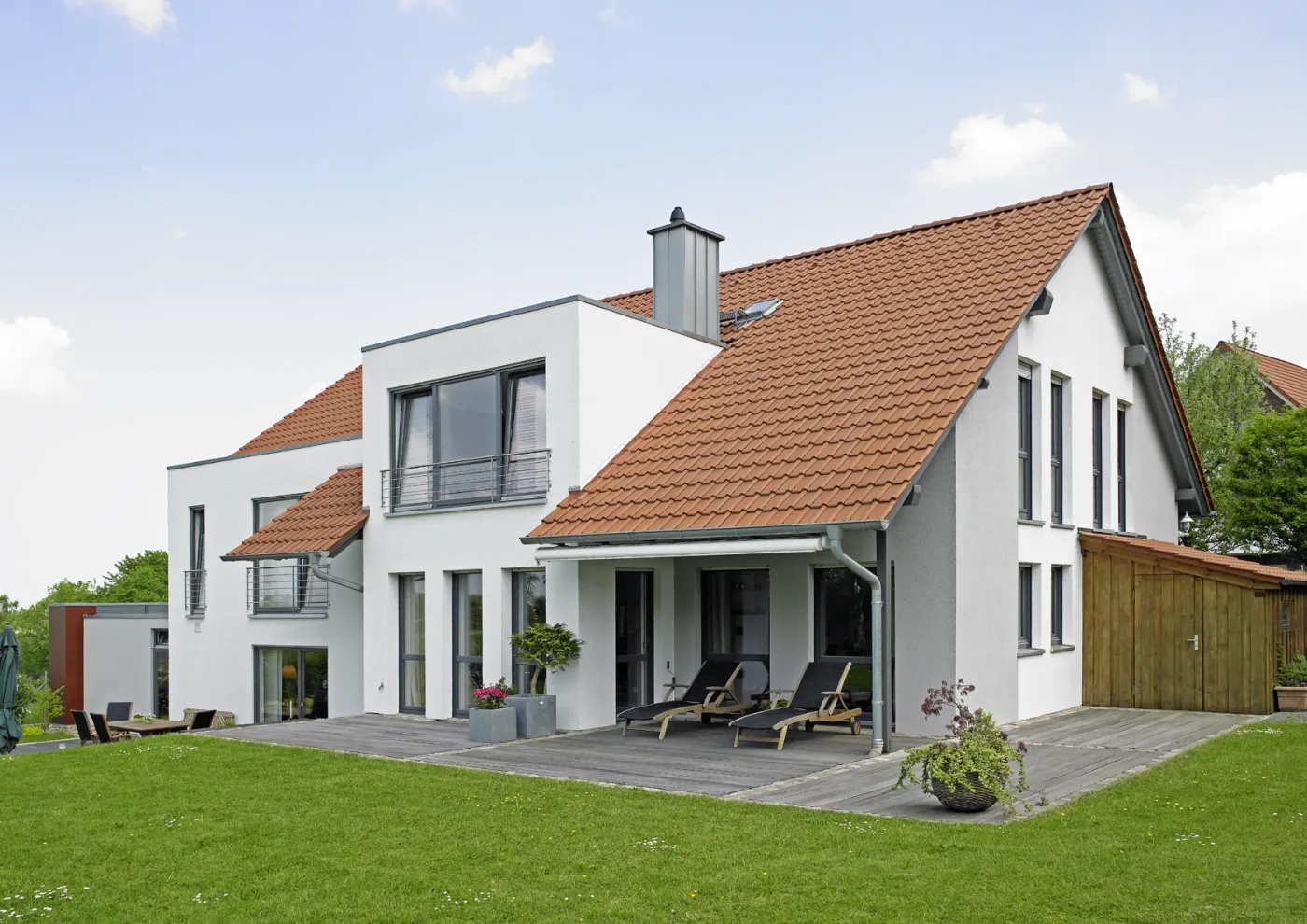 Einfamilienhaus in Howacht: Wohnhaus mit Zwerchhaus und Terrasse