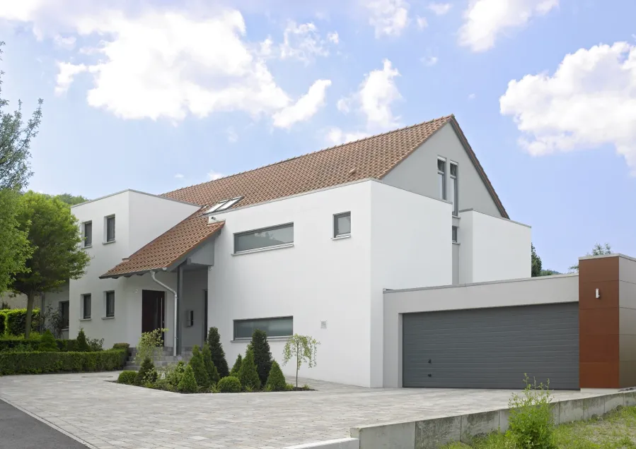Einfamilienhaus in Howacht: Wohnhaus mit Doppelgarage und Einfahrt