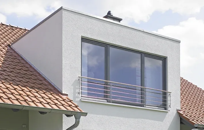 Einfamilienhaus in Howacht: Gaube mit französischem Balkon, Detail