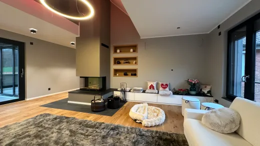 Innenausbau mit Einbaumöbeln in Porta Westfalica: Wohnzimmer mit Kamin und Einbaunischen aus Holz