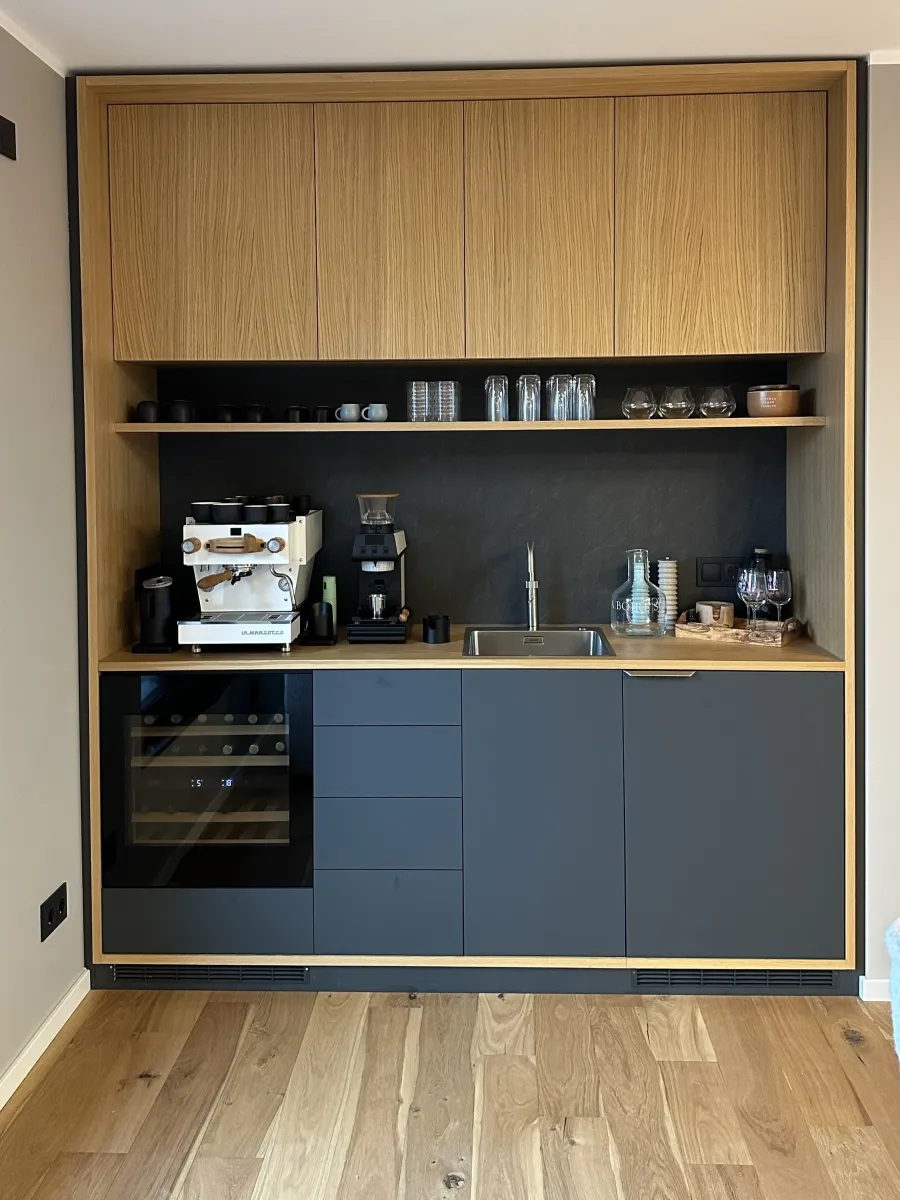 Innenausbau mit Einbaumöbeln in Porta Westfalica: Einbauschrank mit Kaffeebar aus Holz