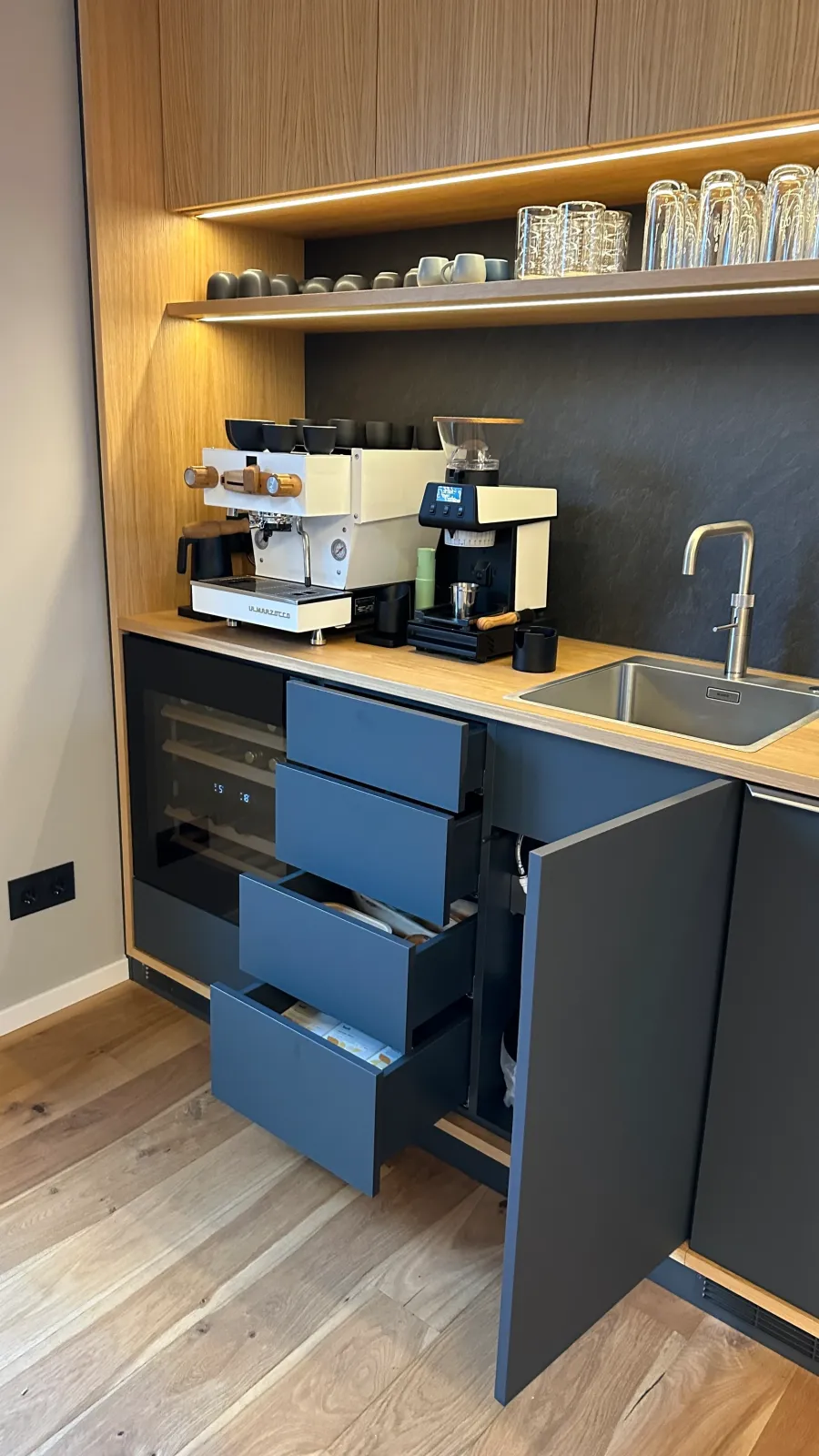 Innenausbau mit Einbaumöbeln in Porta Westfalica: Kaffeebar mit Schubladen und Weinkühlschrank