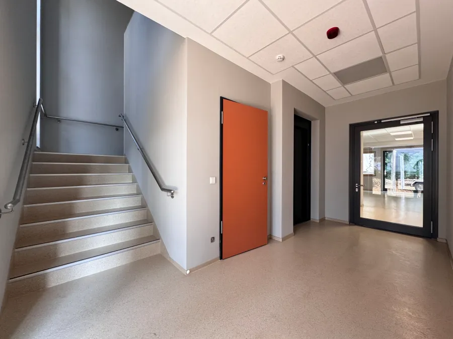 Jugendtreff in Bad Oeynhausen: Treppenhaus mit orangefarbener Tür