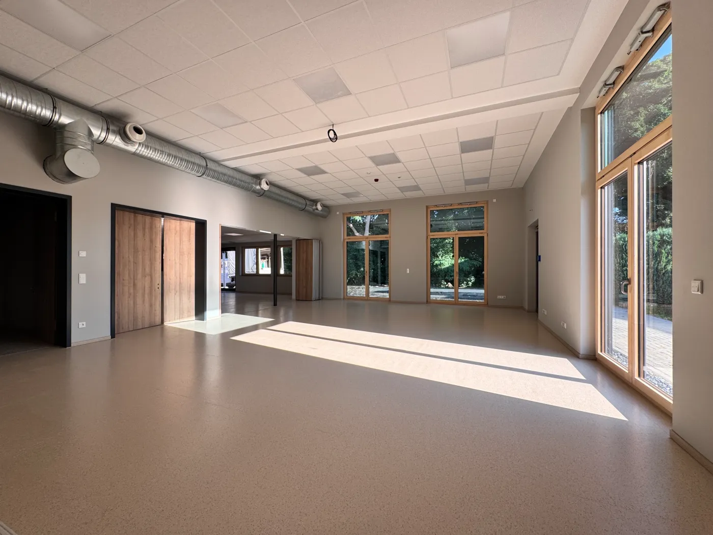 Jugendtreff in Bad Oeynhausen: Heller Saal mit großen Fenstern
