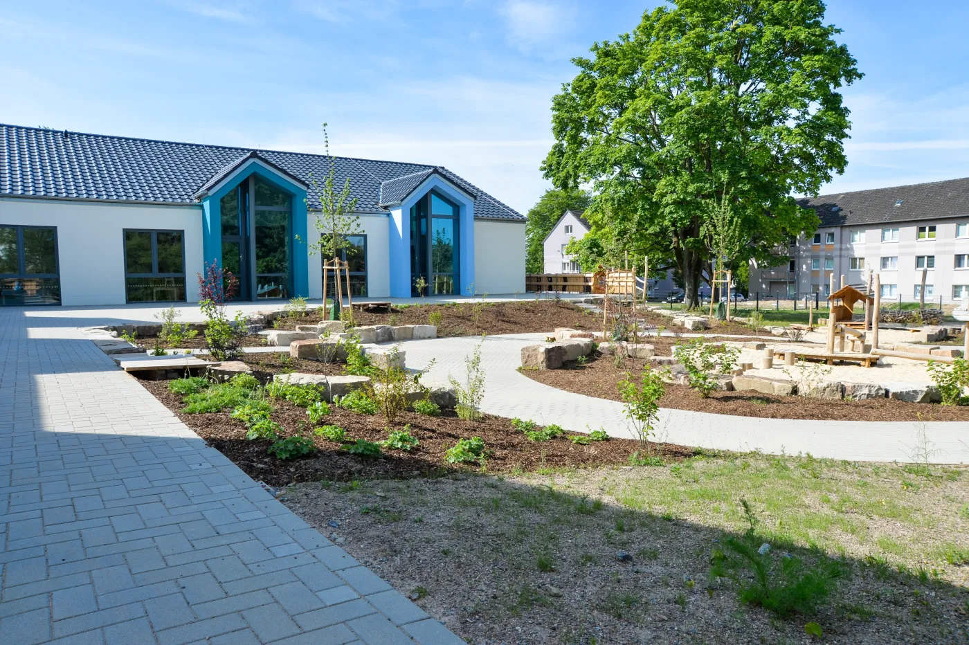 Kita in Holzrahmenbauweise in Herford: Kita-Gebäude mit Garten und Wegen