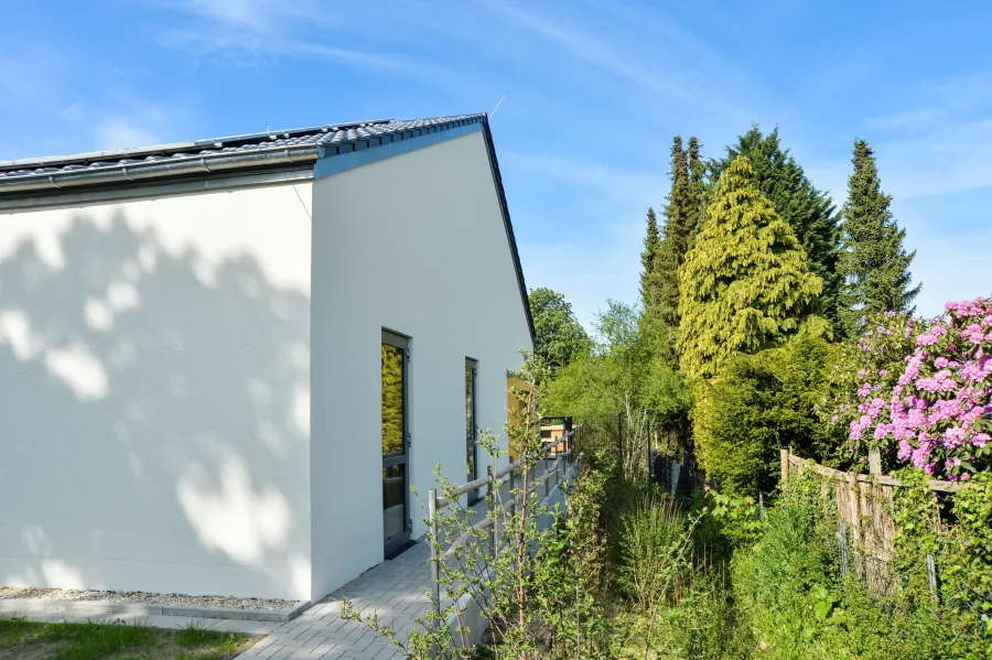 Kita in Holzrahmenbauweise in Herford: Weiße Giebelfassade mit Garten
