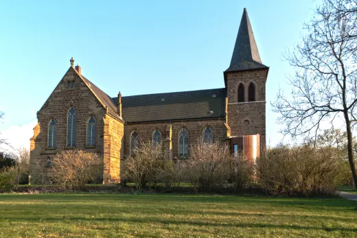 Kirche in Bad Oeynhausen: Kirche aus Sandstein mit Turm