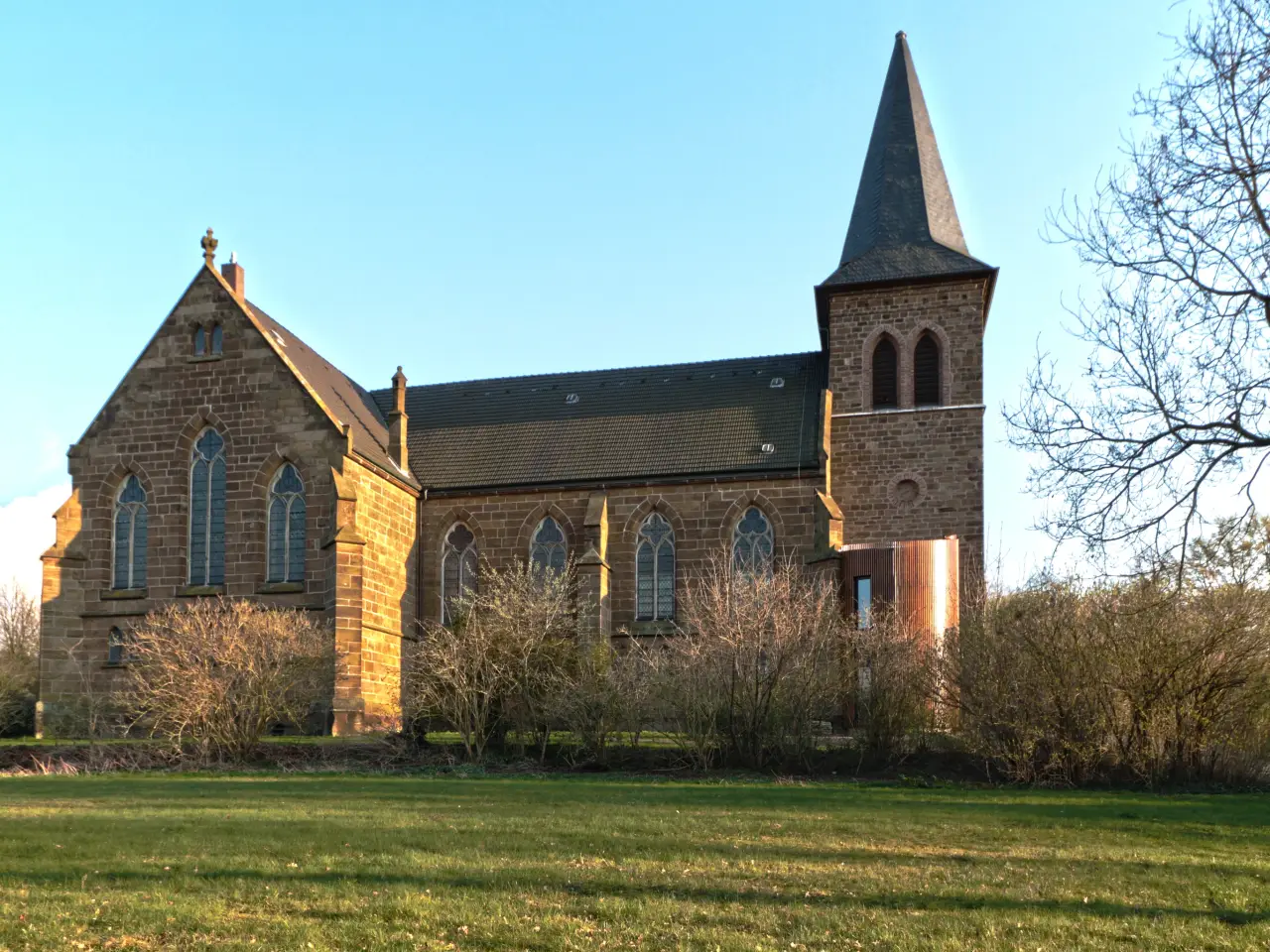 Kirche in Bad Oeynhausen: Kirche aus Sandstein mit Turm