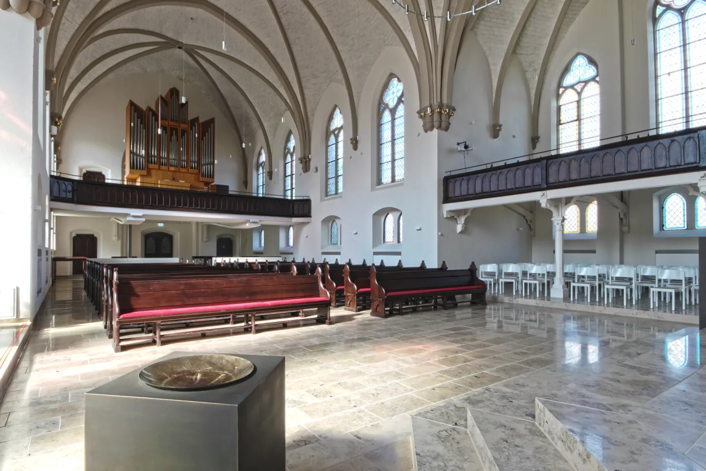 Kirche in Bad Oeynhausen: Kirchenraum mit Orgel und Bänken