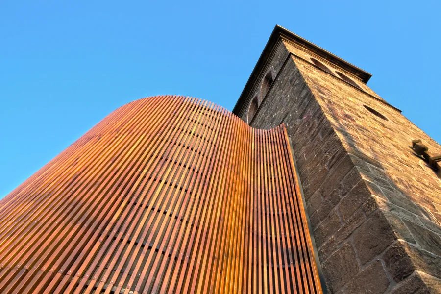 Kirche in Bad Oeynhausen: Geschwungener Holzanbau an der Kirche, Untersicht