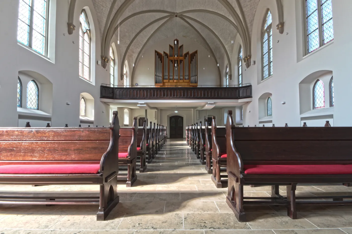 Kirche in Bad Oeynhausen: Kirchenschiff mit Orgelempore