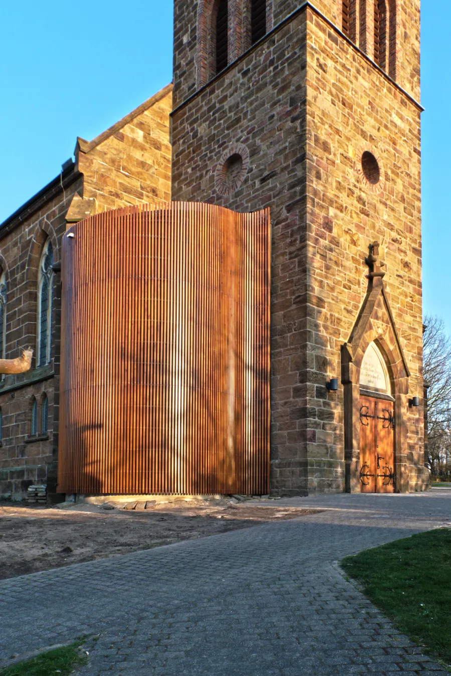 Kirche in Bad Oeynhausen: Holzverkleideter Anbau am Kirchturm