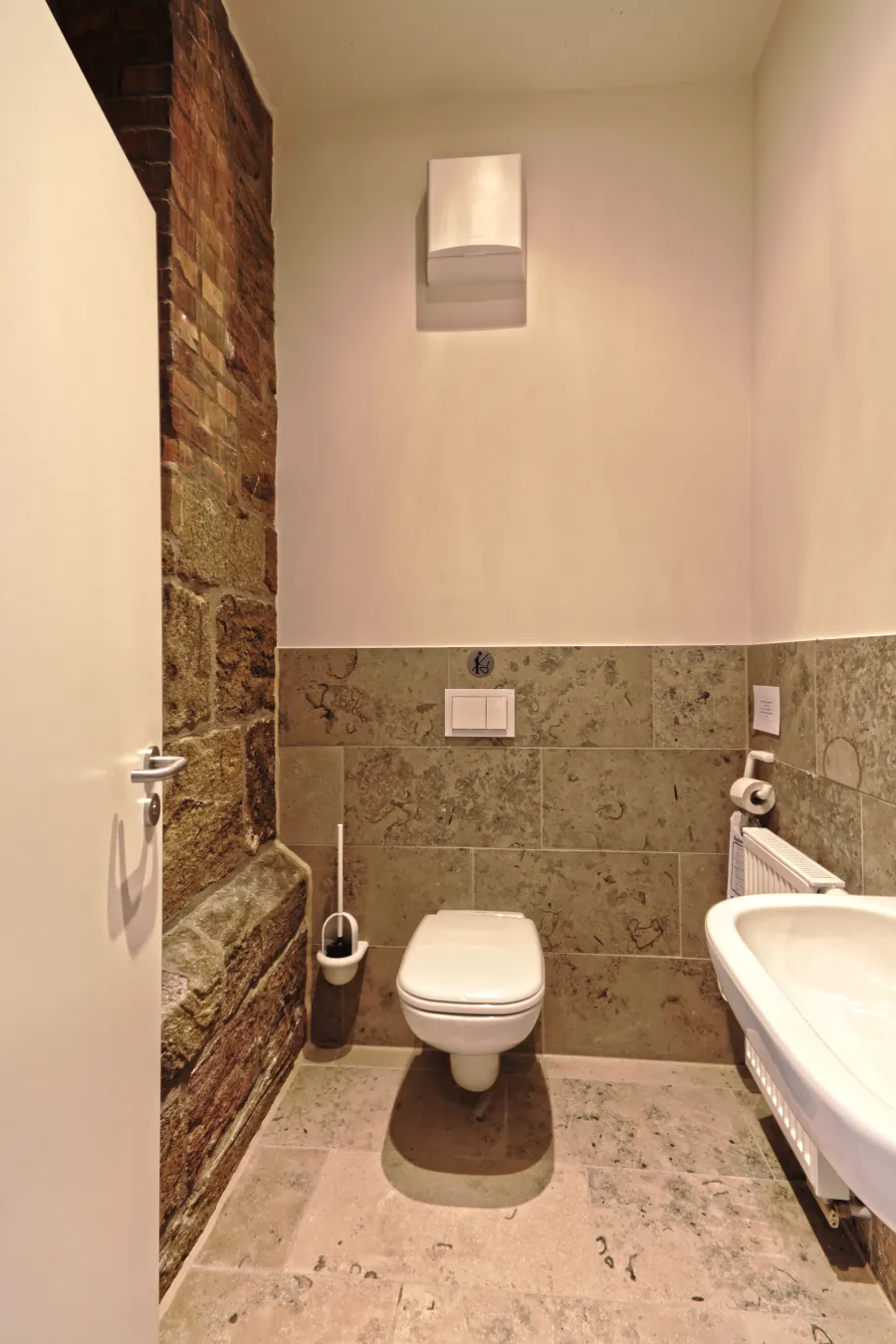 Kirche in Bad Oeynhausen: WC-Raum mit Natursteinwand