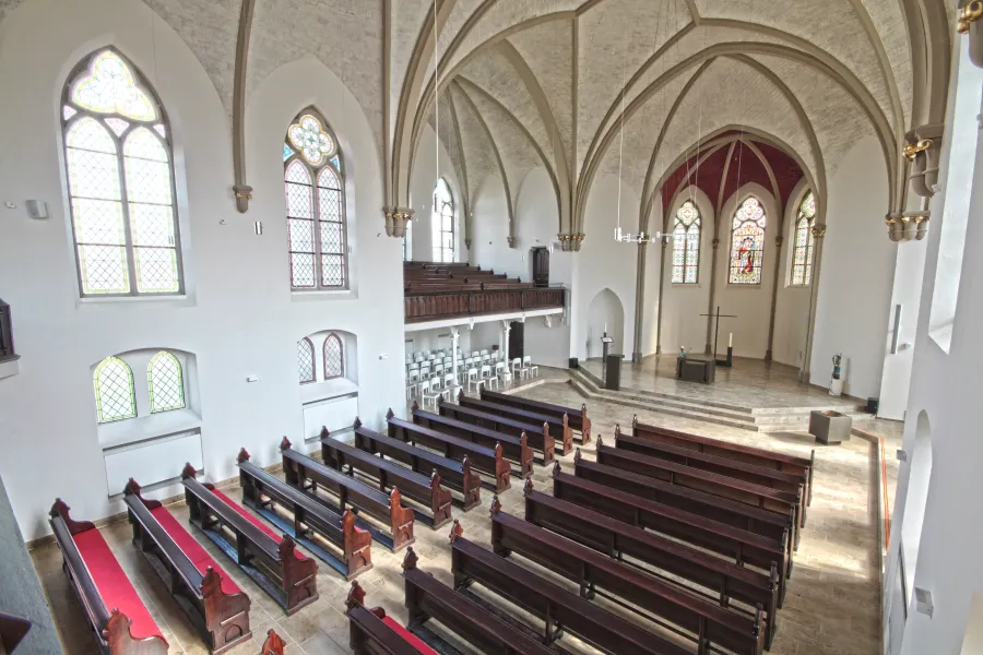 Kirche in Bad Oeynhausen: Kirchenraum mit Altar und Bänken