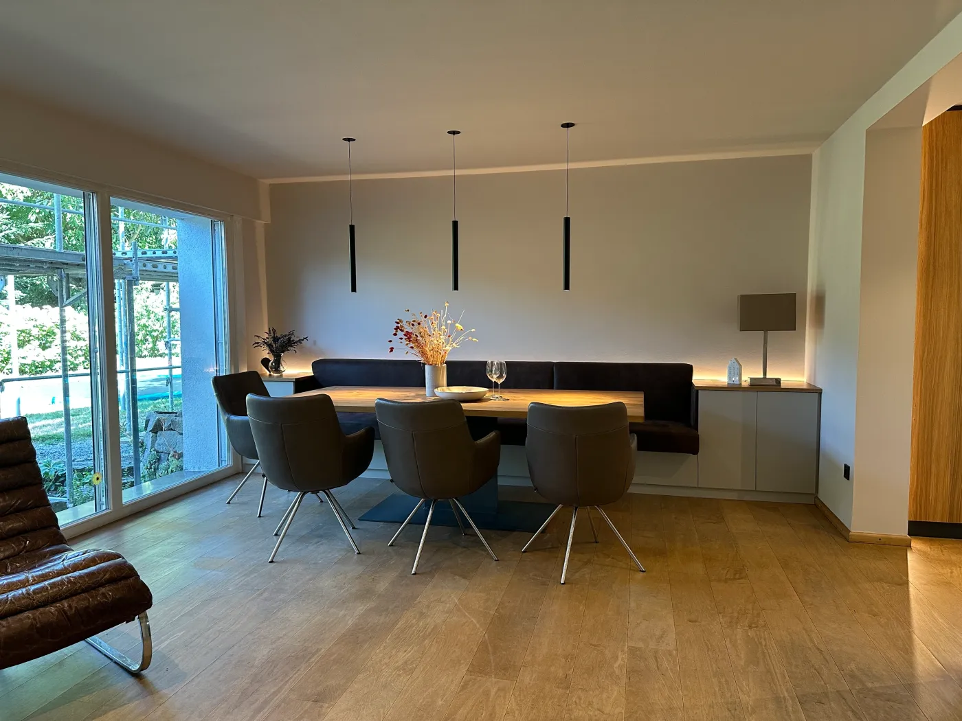 Küche und Esszimmer in Porta Westfalica: Esszimmer mit Sitzbank und Pendelleuchten