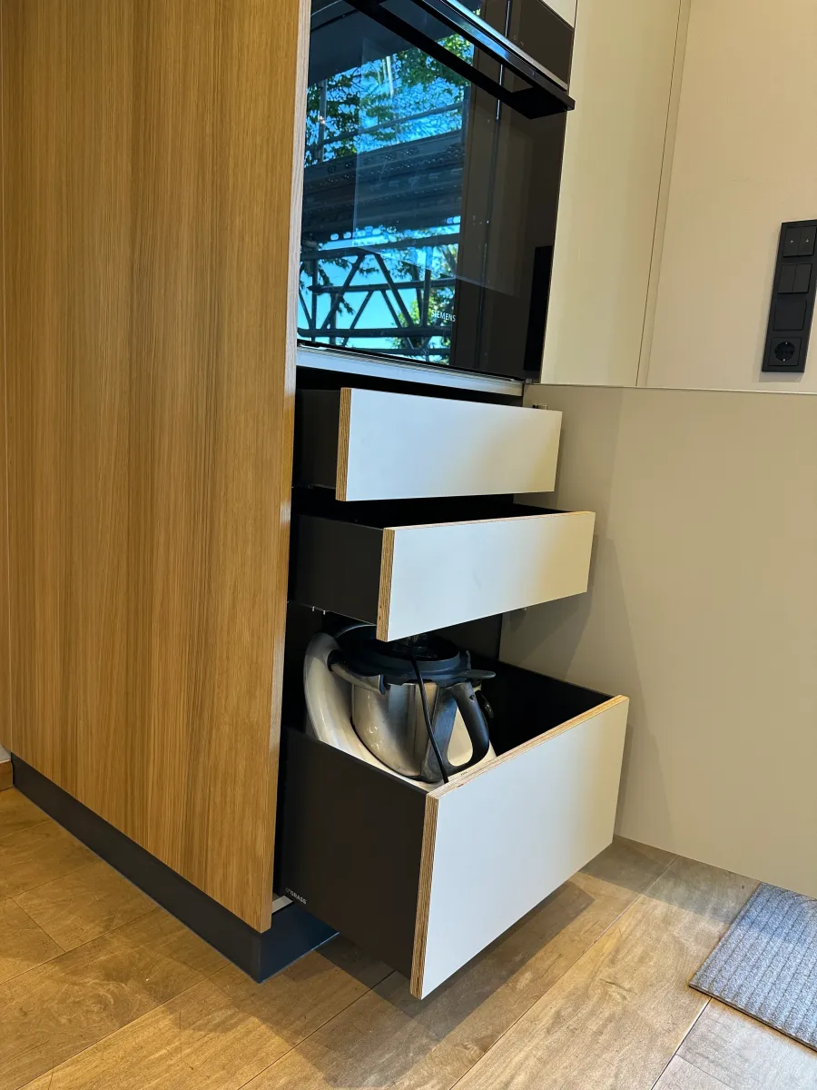 Küche und Esszimmer in Porta Westfalica: Hochschrank mit Auszügen