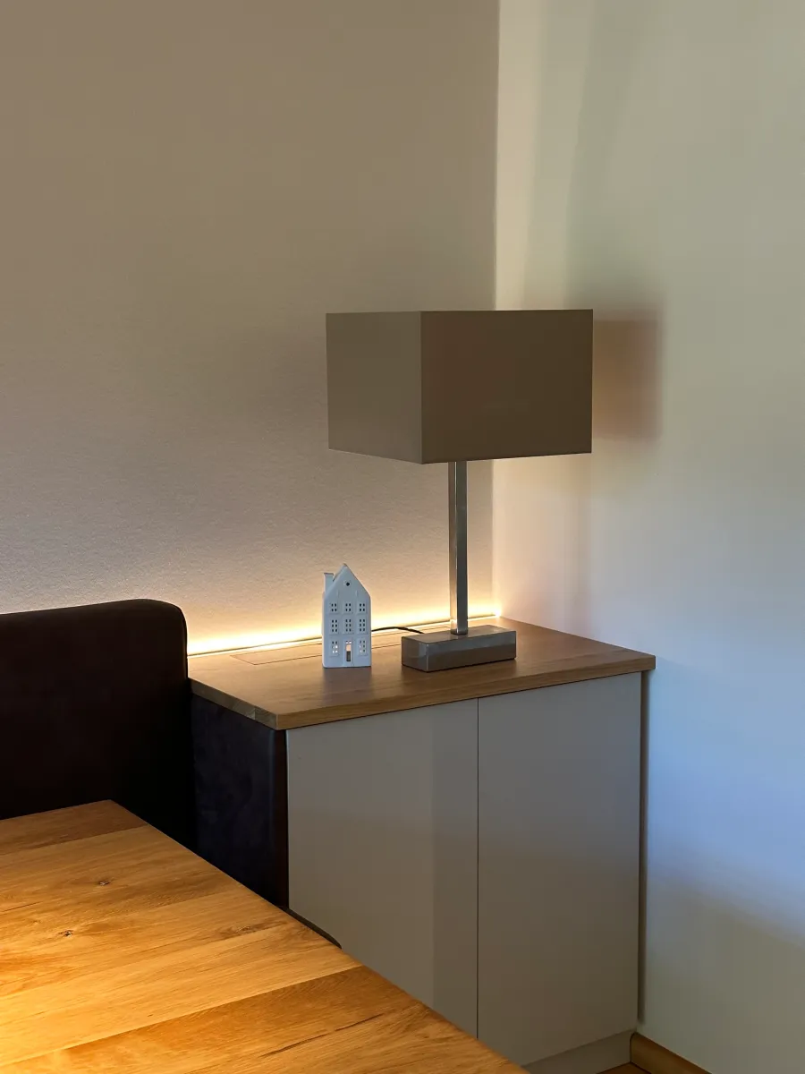 Küche und Esszimmer in Porta Westfalica: Sideboard mit Tischleuchte