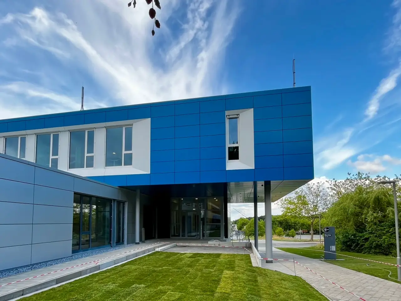 Objektbau in Bielefeld: Gebäude mit blauer Fassade und Rasenfläche