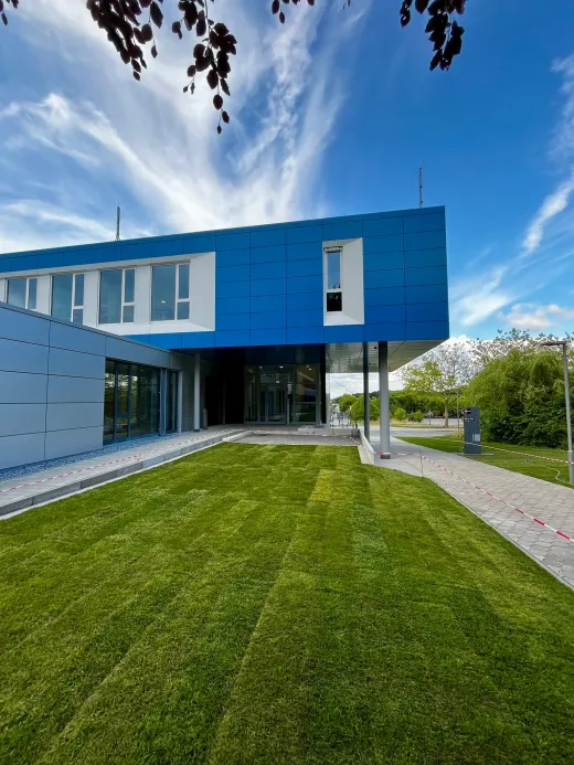 Objektbau in Bielefeld: Gebäude mit blauer Fassade und Rasenfläche