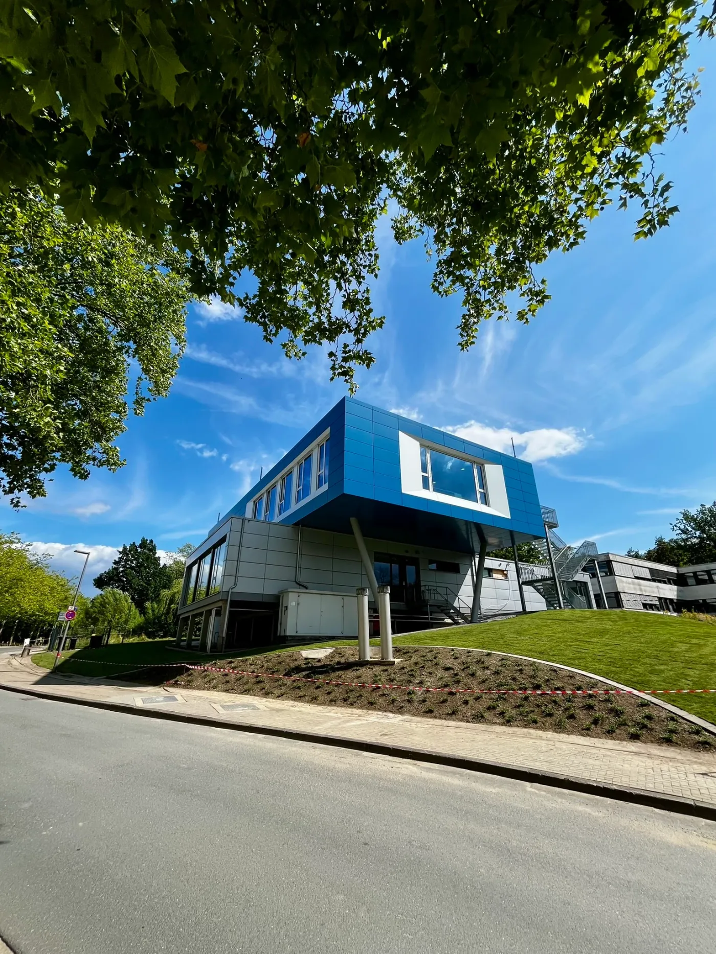 Objektbau in Bielefeld: Bürogebäude mit blauem Obergeschoss an der Straße
