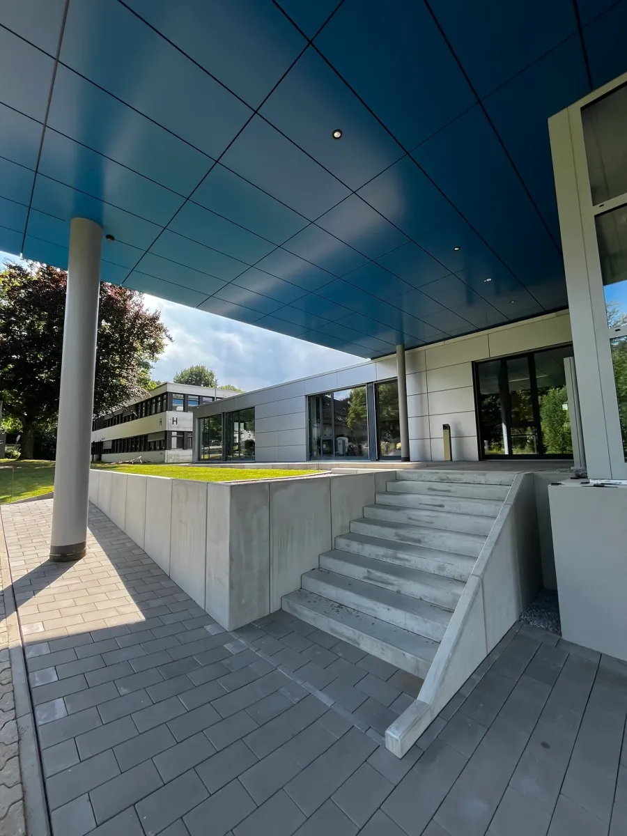 Objektbau in Bielefeld: Überdachter Eingangsbereich mit Treppe