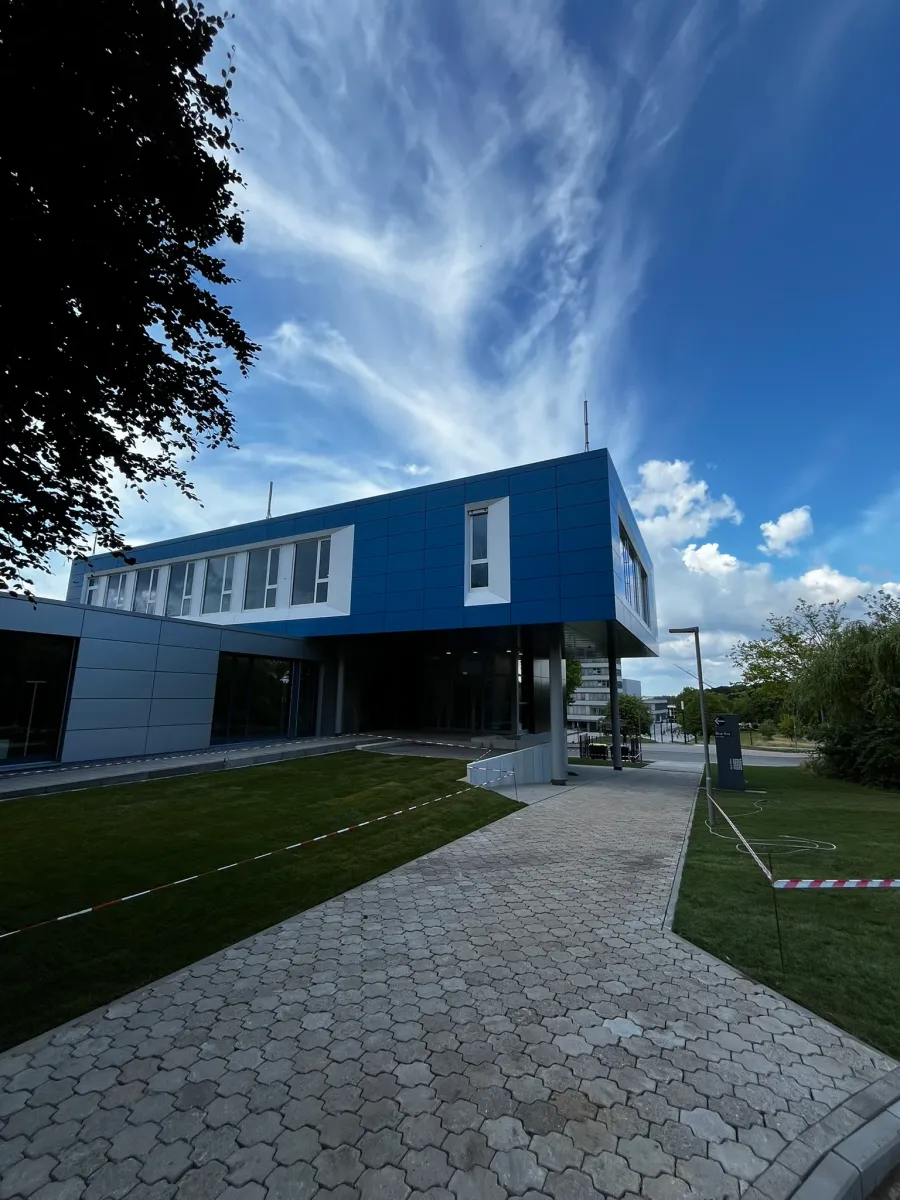 Objektbau in Bielefeld: Blaue Fassade und Zugangsweg