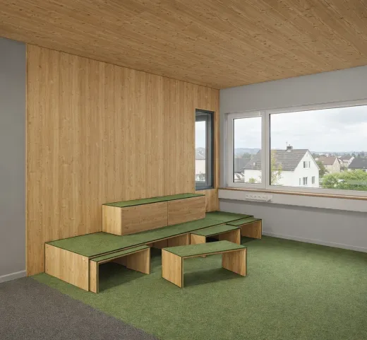 Schulprojekt in Werther: Sitzstufen aus Holz im Klassenraum