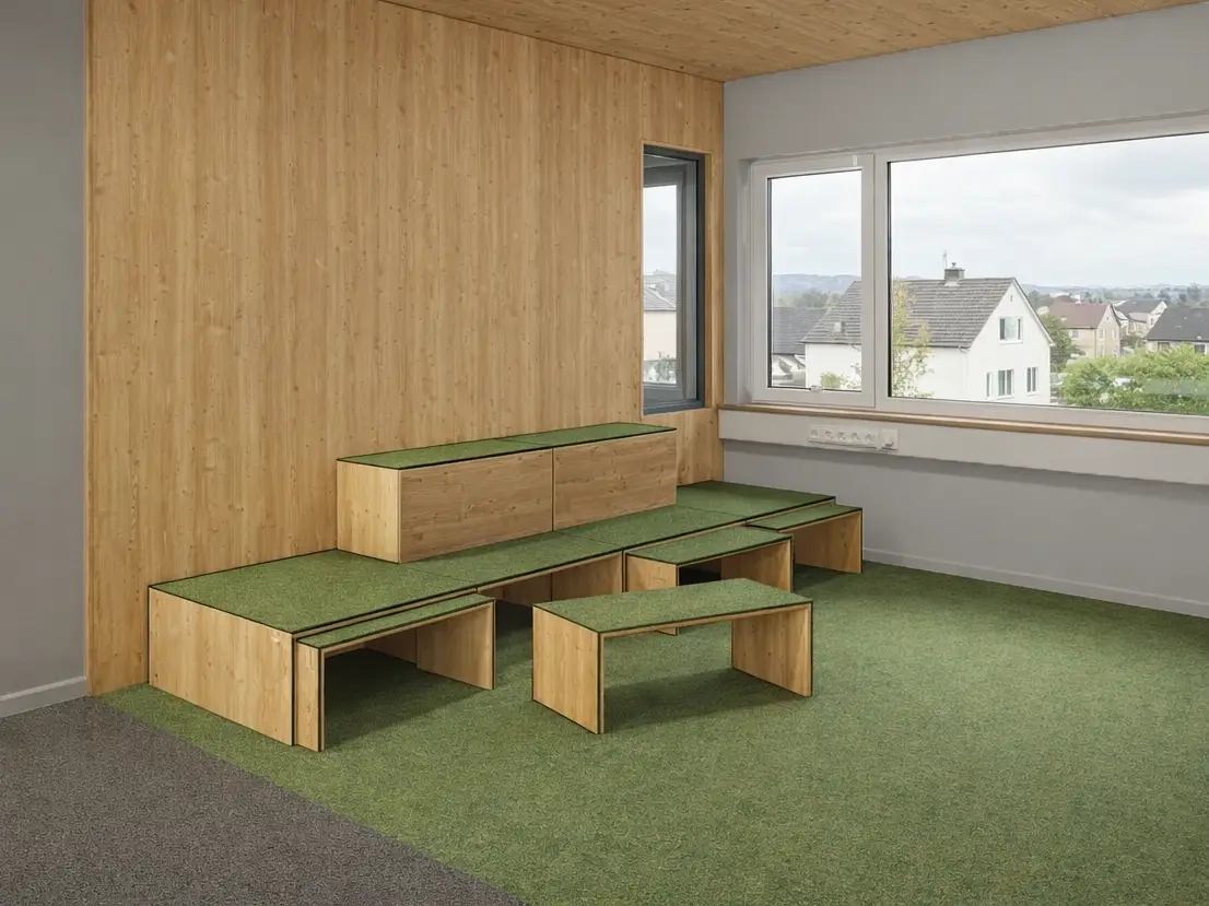 Schulprojekt in Werther: Sitzstufen aus Holz im Klassenraum