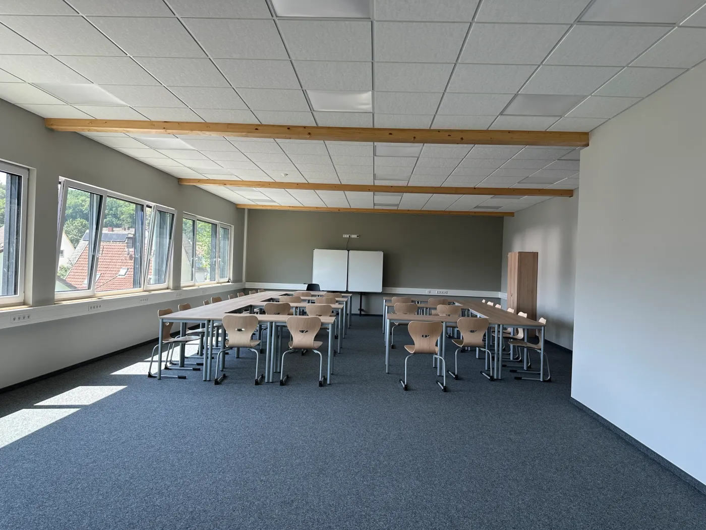 Schulprojekt in Werther: Klassenraum mit Tischen und Tafel