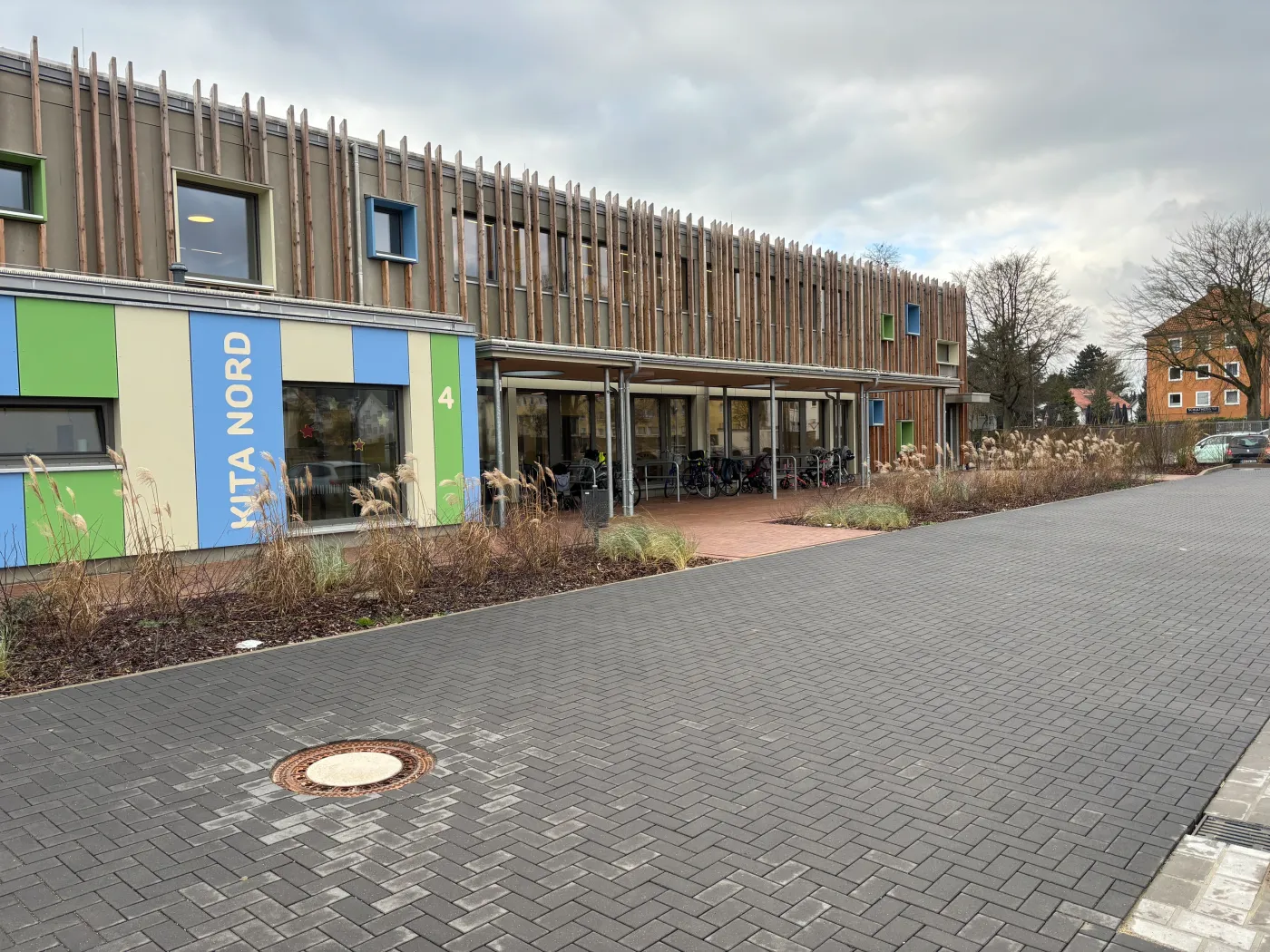Kita-Neubau in Hameln: Kita-Gebäude mit Holzfassade und Zufahrt