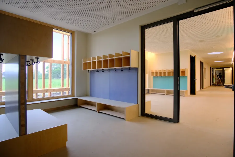 Kita-Neubau in Hameln: Garderobe und Glastüren im Kita-Flur