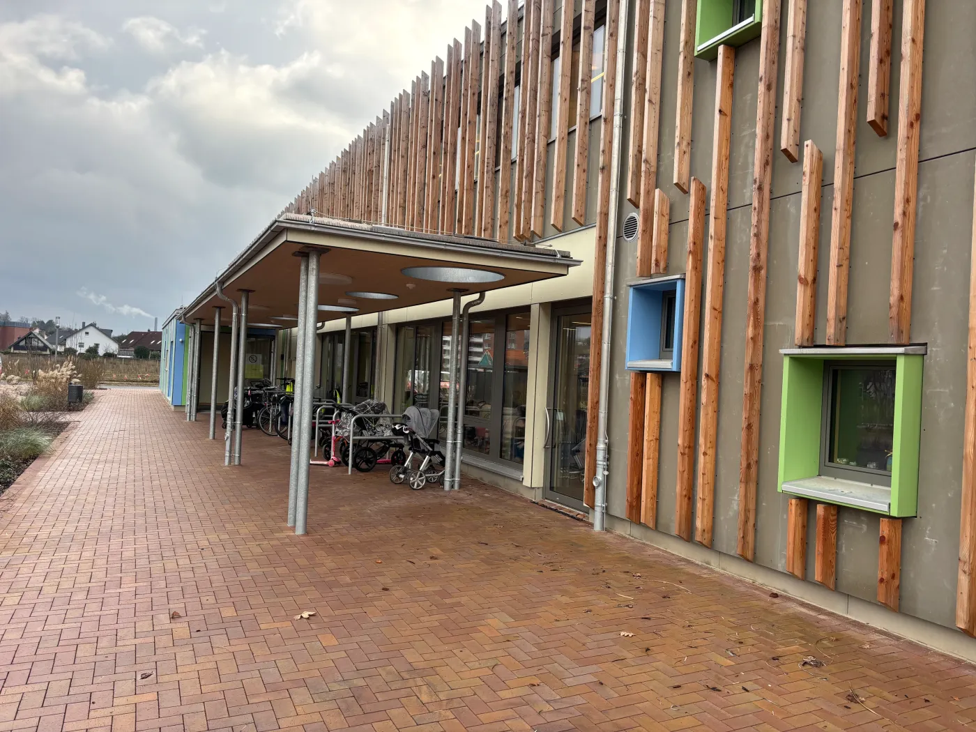 Kita-Neubau in Hameln: Überdachter Weg entlang der Holzlamellenfassade