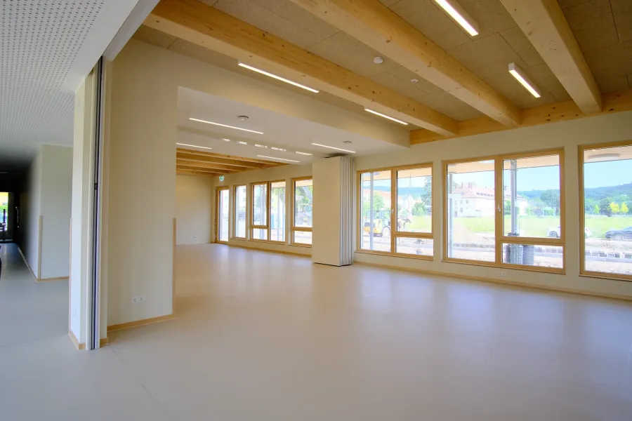 Kita-Neubau in Hameln: Großer Gruppenraum mit Holzbalkendecke