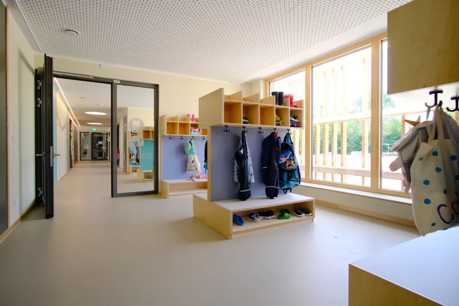 Kita-Neubau in Hameln: Garderobe mit Sitzbank in der Kita