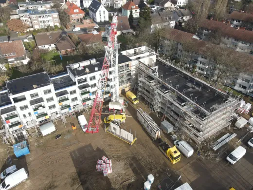 Soziale Wohnanlage in Bünde: Baustelle der Wohnanlage mit Kran von oben