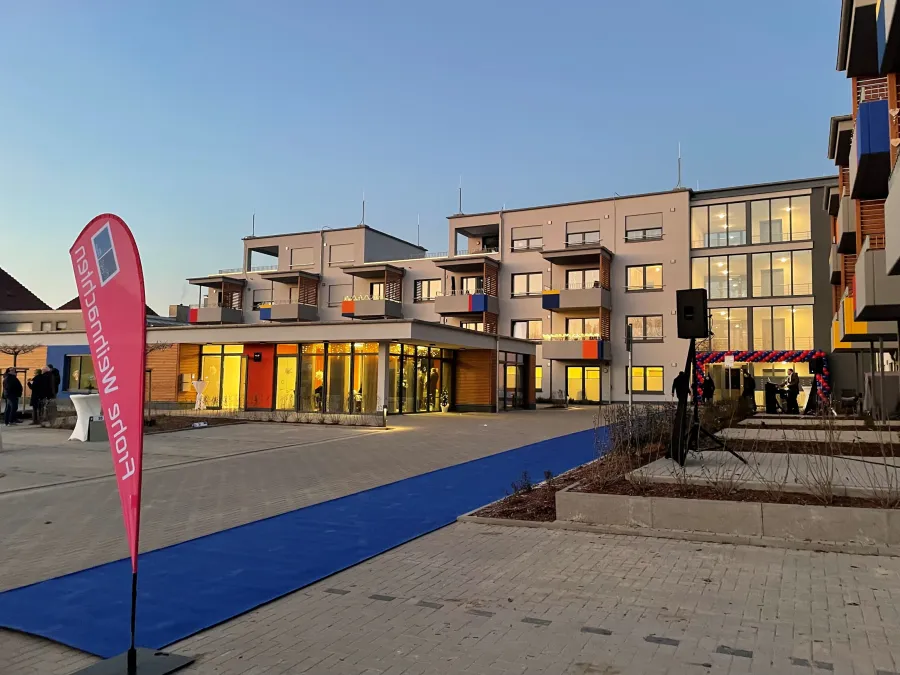 Soziale Wohnanlage in Bünde: Wohnanlage bei der Eröffnung am Abend
