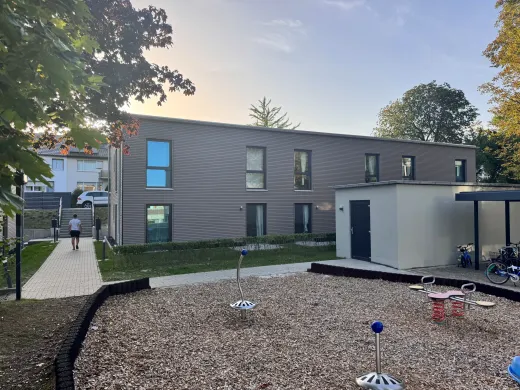 Wohnanlage in Lemgo: Zweigeschossige Unterkunft mit Holzfassade und Spielfläche