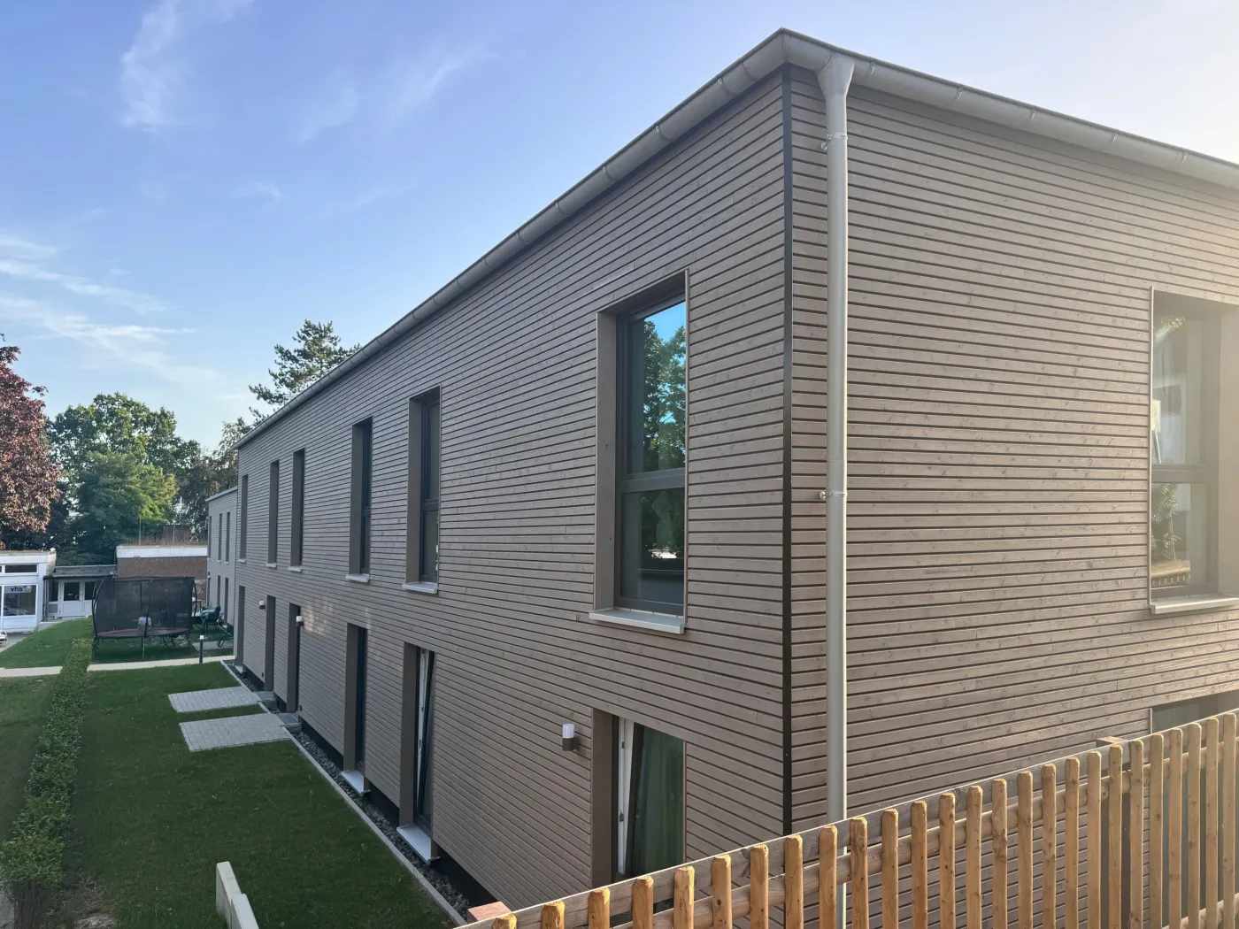 Wohnanlage in Lemgo: Holzfassade der Unterkunft mit Fensterreihe