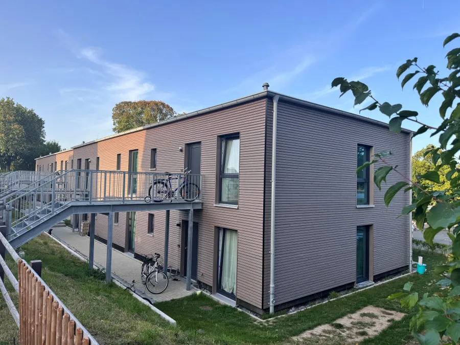 Wohnanlage in Lemgo: Unterkunft mit Laubengang und Holzfassade