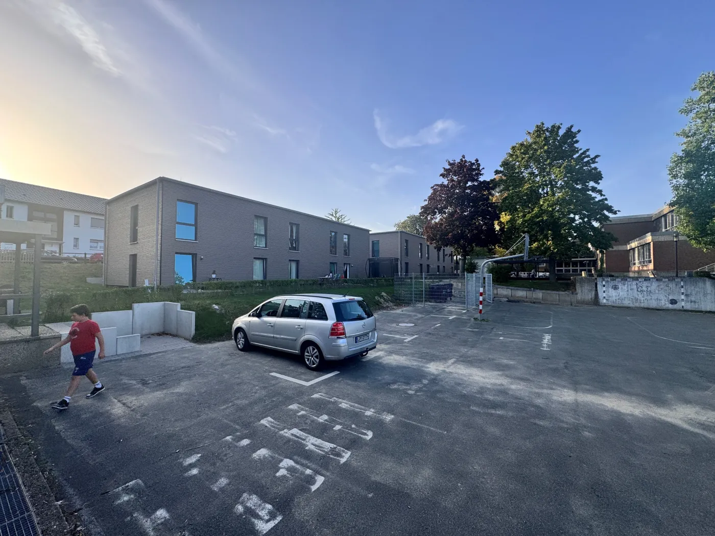 Wohnanlage in Lemgo: Parkplatz vor der Wohnanlage