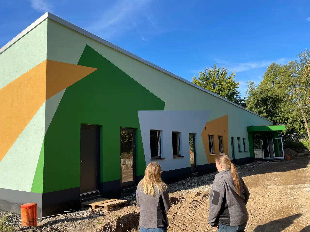 Kita mit Quartierstreff in Herford: Kita mit grün-orangefarbener Fassadengestaltung